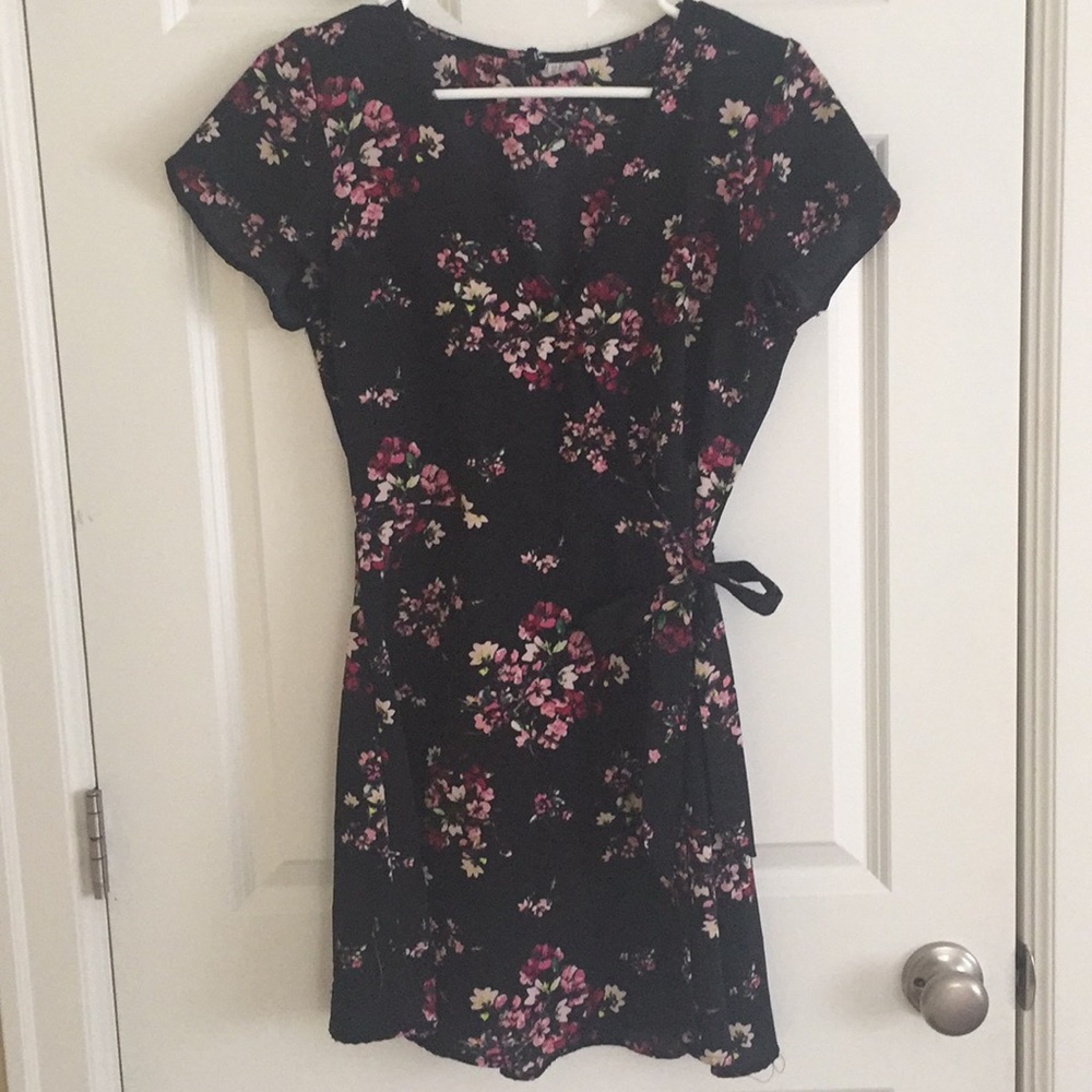 Super cute summer warp dress